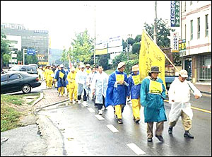 거센 비바람 속에서도 물러나지 않고 전 국토 1800킬로미터를 걷고 있는 100일 걷기운동팀. 